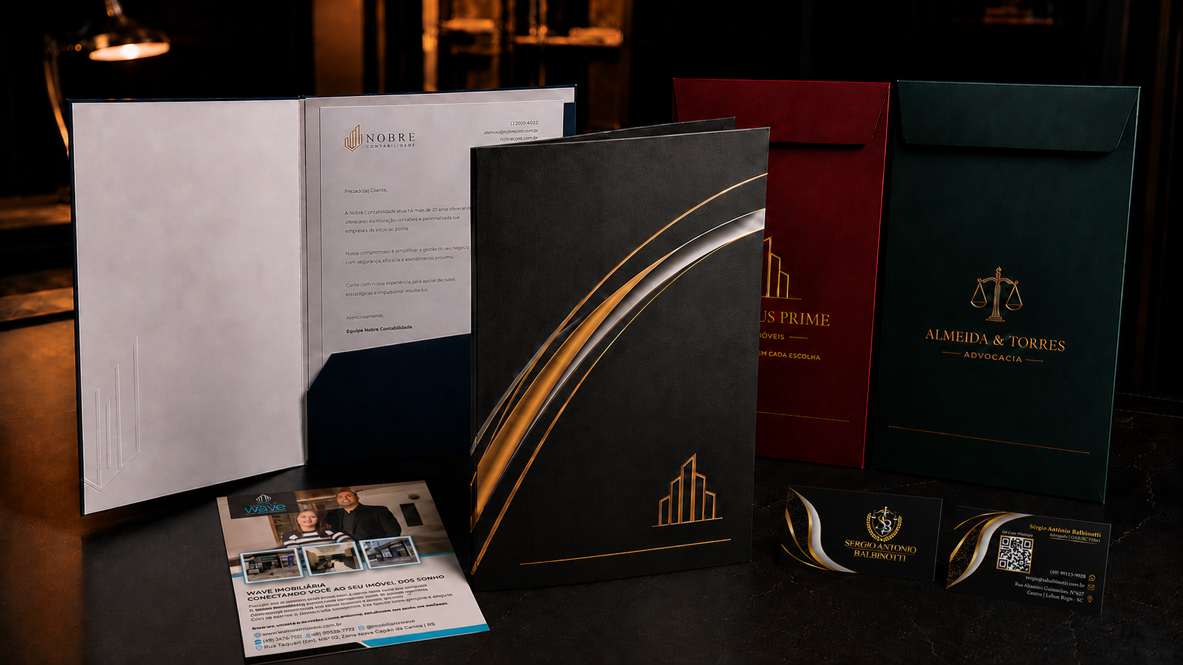 Materiais gráficos premium personalizados com cartões, pastas, folders e papelaria corporativa
